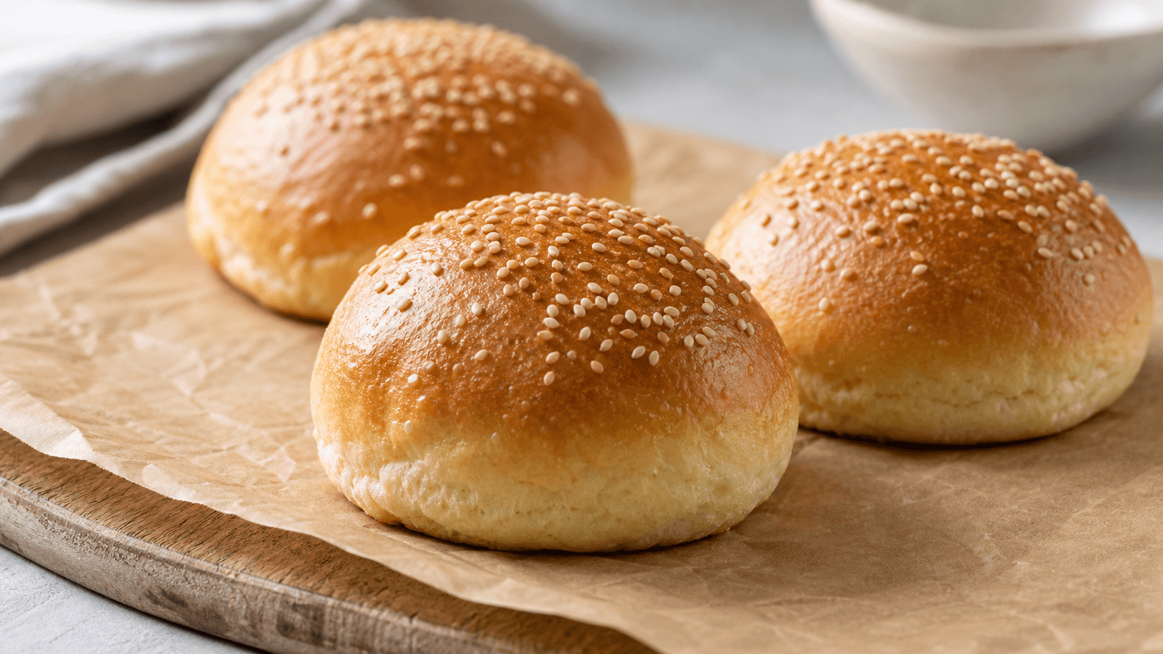 Burgerbolle med sesam.