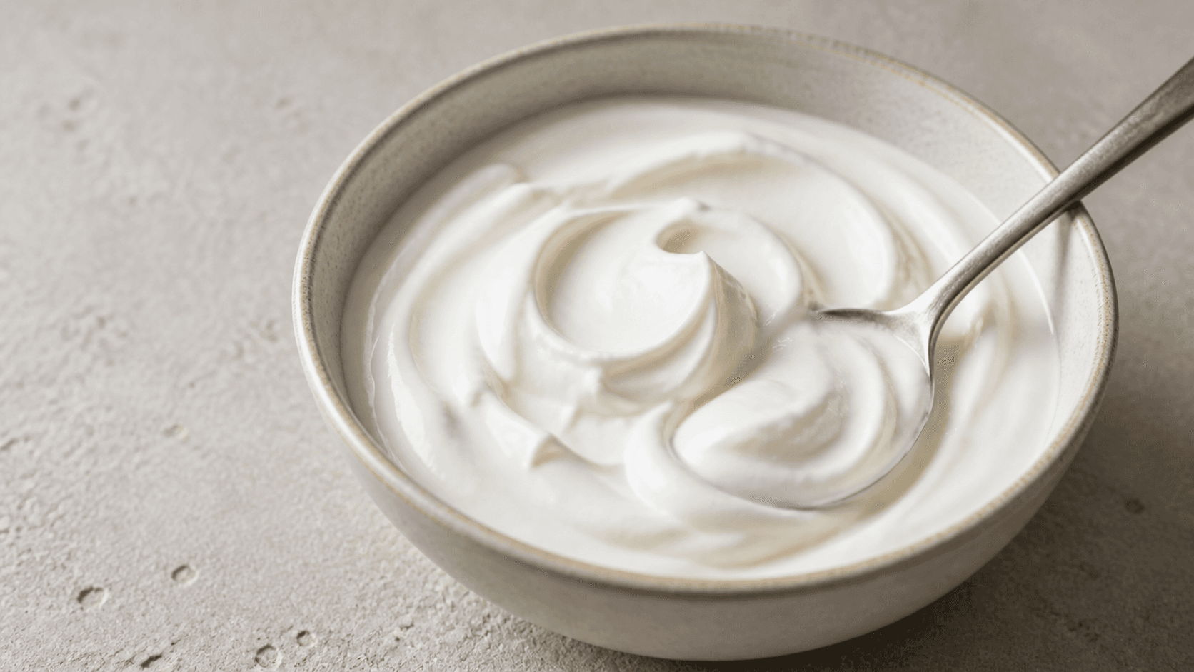 Crème fraîche 18 % i en lille skål.