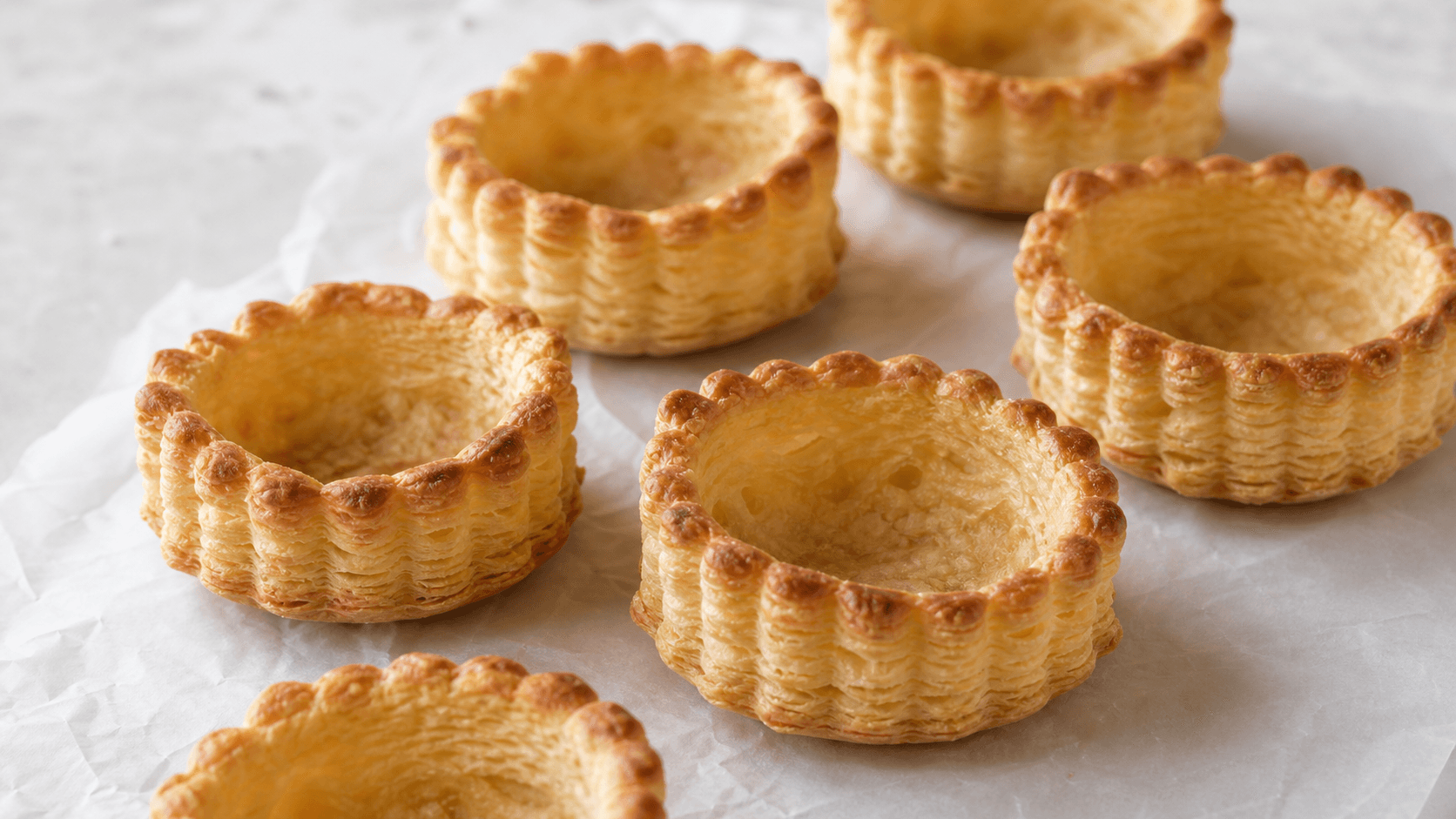 Danske tarteletskaller med høje, riflede kanter.