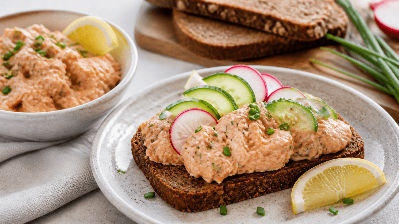 Makrelsalat på rugbrød med cremet makrelfyld, agurk, radise, citron og purløg.