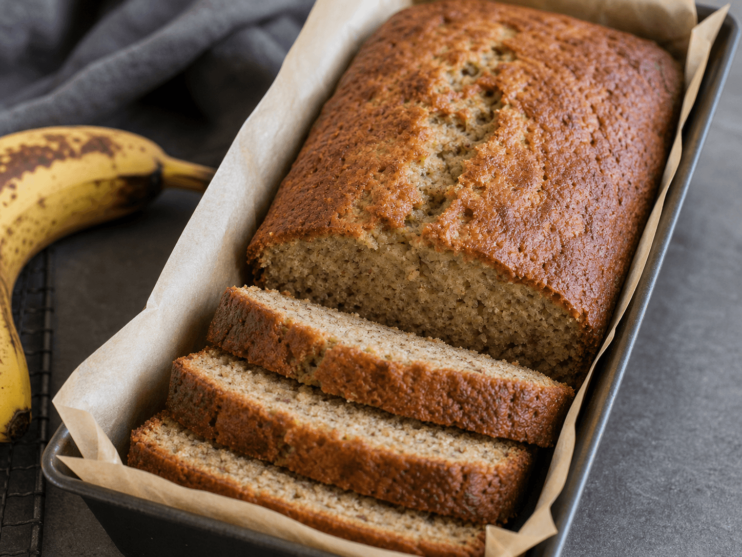 Bananbrød med kanel i form og skiver med saftig krumme