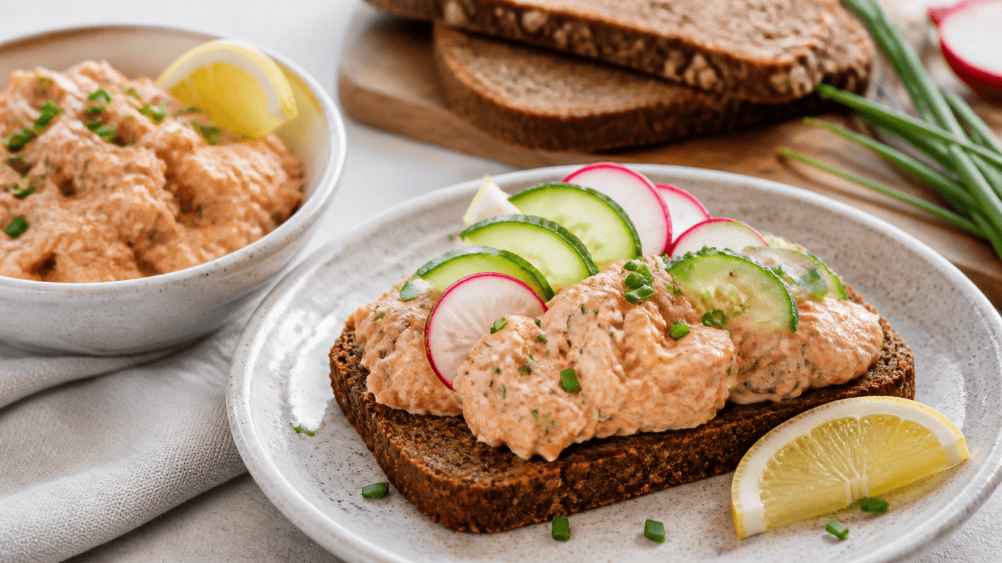 Makrelsalat på rugbrød med cremet makrelfyld, agurk, radise, citron og purløg.