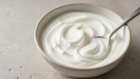 Crème fraîche 18 % i en lille skål.